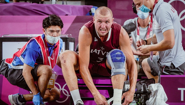 Pasiaukojimas: Latvijos trijulių rinktinės krepšininkas dėl aukso kovėsi lūžusia koja